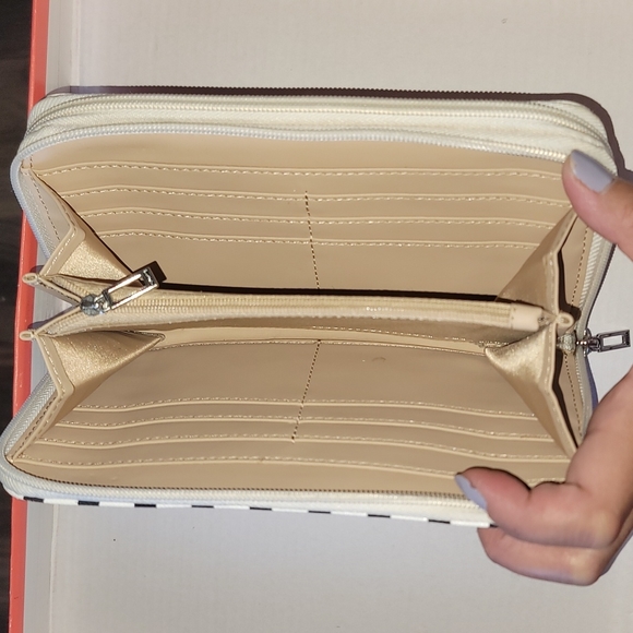 (SOLD) Guess full size wallet - Picture 3 of 4
